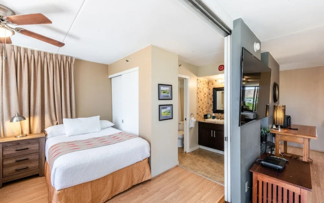 Spacious 14th Floor Corner Suite, Partial Diamond Head and Ocean Views, FREE Parking! by Koko Resort Vacation Rentals