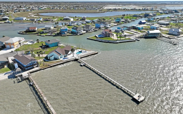 Baydream 4 Bedroom Home by RedAwning