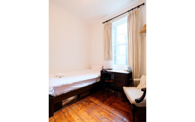 Lovely & Central Garden Flat in Victoria