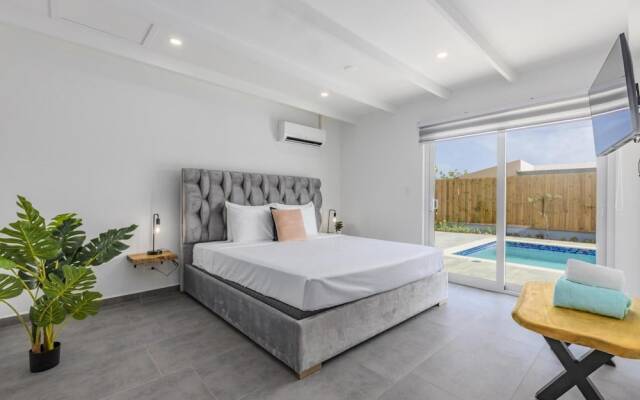 Luxurious Oasis Mins to Beach King Beds Pool