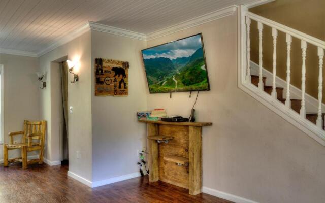 5Bedrooms*4KING BEDS*OUTSTANDING LOCATION*HotTub*