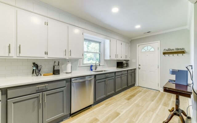 Charming Charlotte Home: 2 Mi to Downtown!