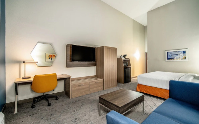 Holiday Inn Express & Suites Phoenix - Mesa West, An Ihg Hotel