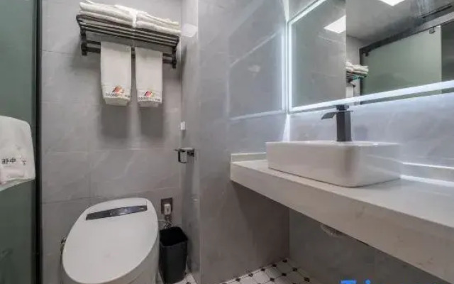 Qiuwang Hotel (Shanghai Caobao Road Subway Station Branch)