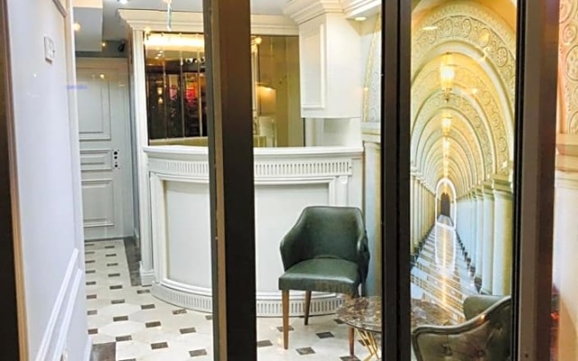 Отель Crowned Hotel