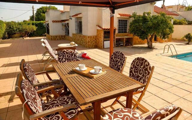 Arenales Great Home with AC, Pool and Barbecue