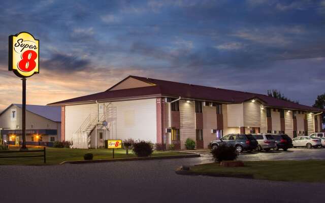 Super 8 by Wyndham Eau Claire I-94