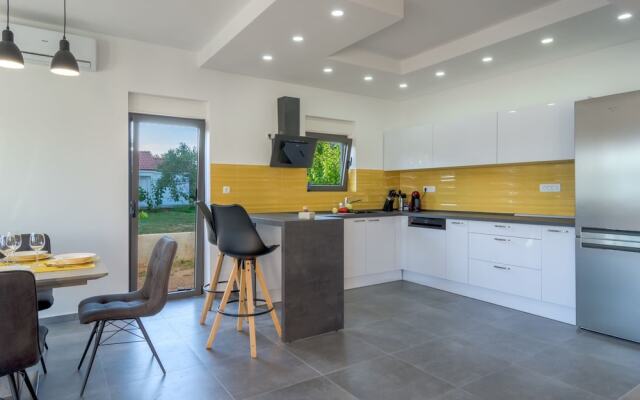 Swanky Villa in Turanj With Private Swimming Pool