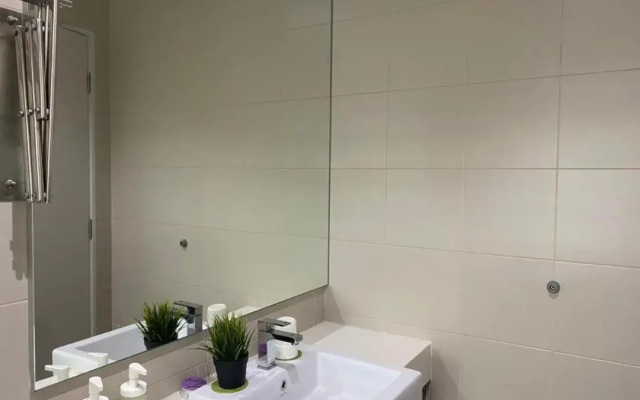 Hill 10 Residences I-City by Beestay