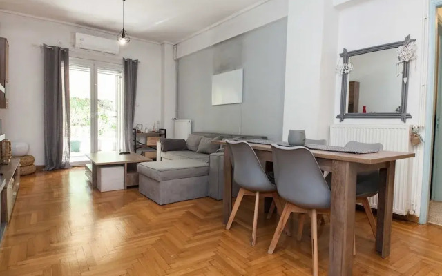 Modern 2 Bd Kipseli Hideaway Patio Apt