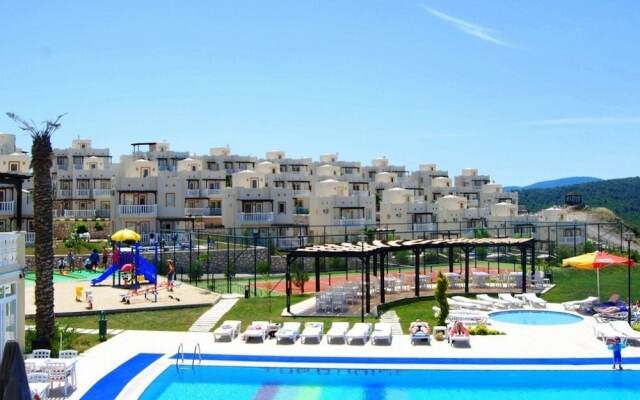 1 Bedroom Apartment Lake View 3 by Likya Global