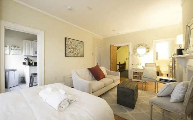 Pleasant Back Bay Suites by Sonder