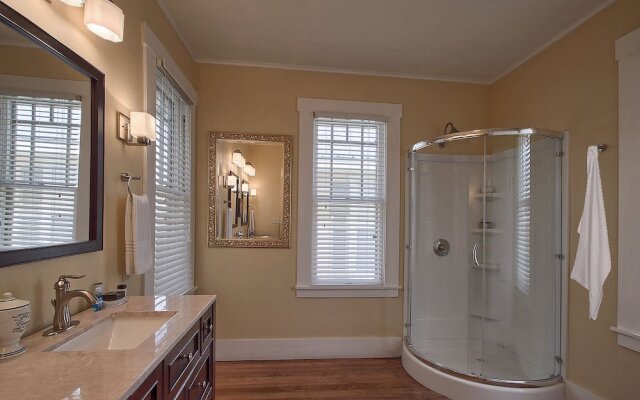 All Seasons Downtown Retreat