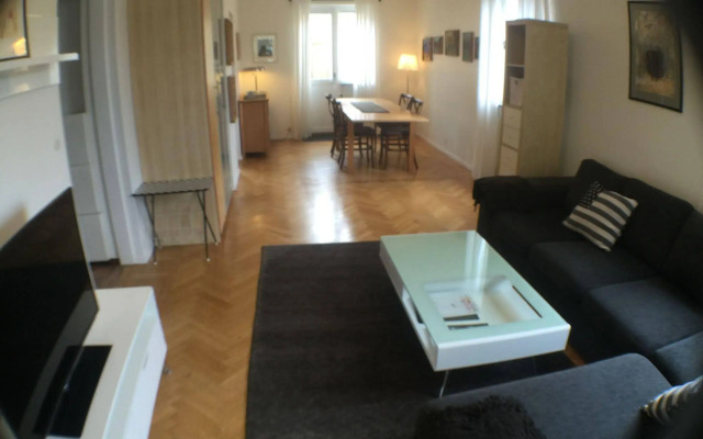 Riverside Hotel & Apartments