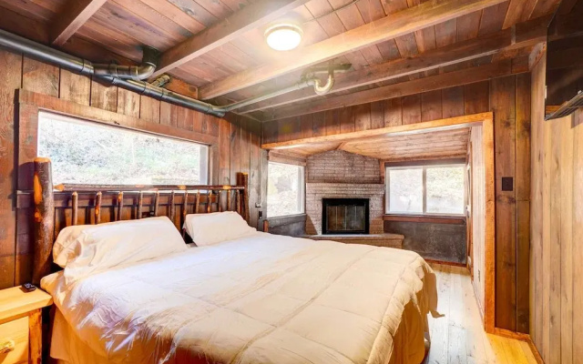 Gatlinburg Cabin: Hot Tub & River Views