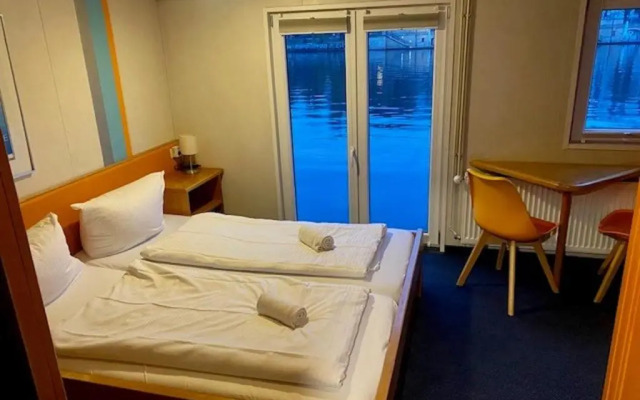 Eastern Comfort - The swimming hostel