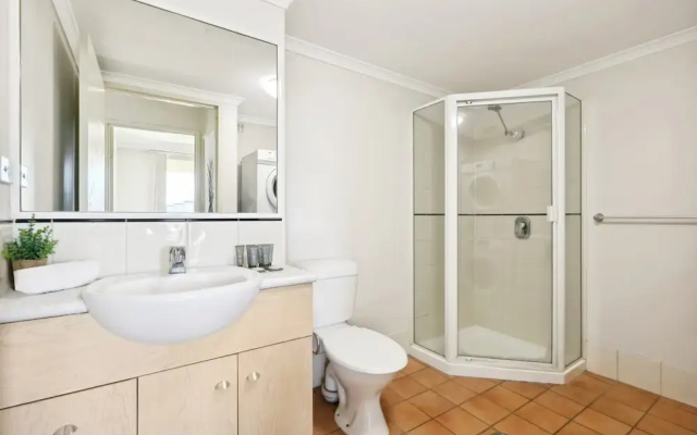 Inner-city 1-bed With Pool & Spa