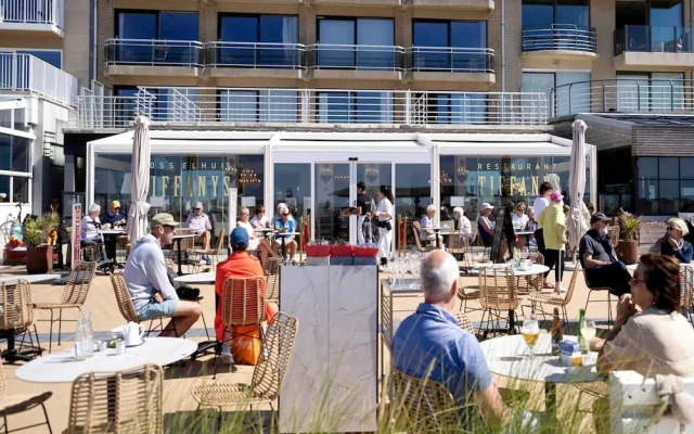 Coastal Comfort With Garage