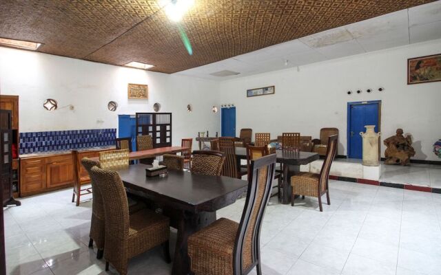 RedDoorz near Rumah Sakit Wirosaban