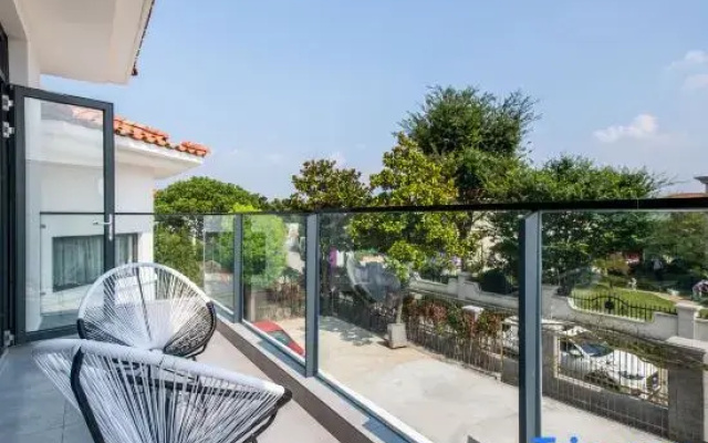Qinyuan Lake View Pool Villa