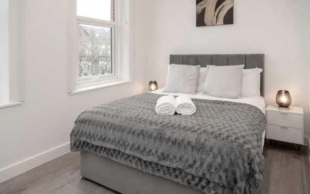 Woodside Park 3 Bedroom Apt with Parking