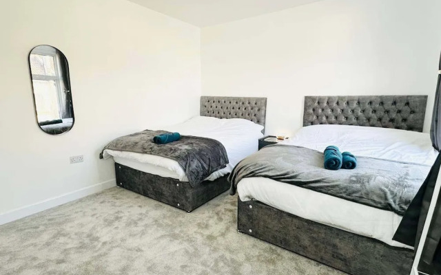 Southsea 5-bed Seaside Retreat- Sleeps 11 & Garden