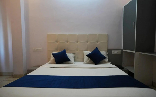 OYO 43971 The Royal Palace