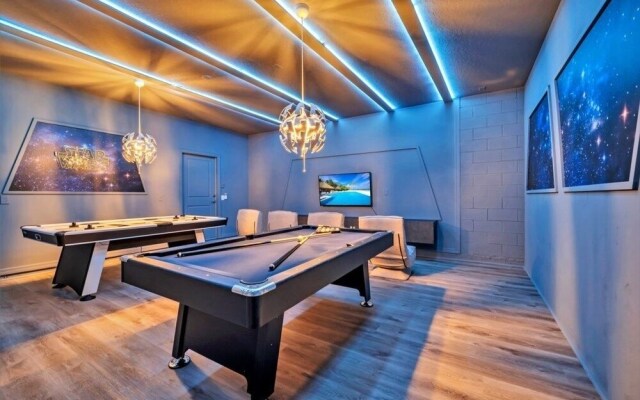 2089elcir 8 Bedroom Villa by RedAwning