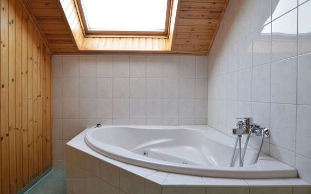 Modern Holiday Home in Robertville with Garden