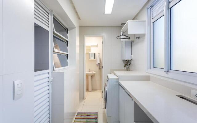 Apartamento com 4 suítes pé na areia