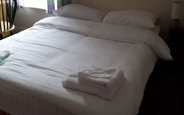 Grand 4-bed Quasi Semi House in Manchester