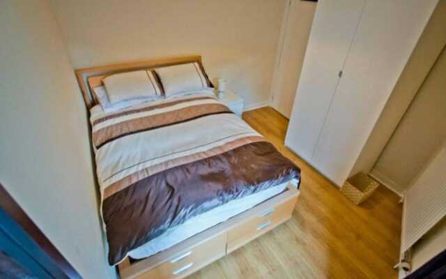 Central Open Plan Flat Sleeps 4