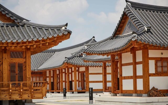 Hanok stay NAMWONYECHON by Kensington