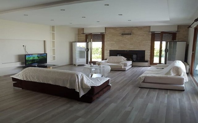 CE004 by Villaofsummer