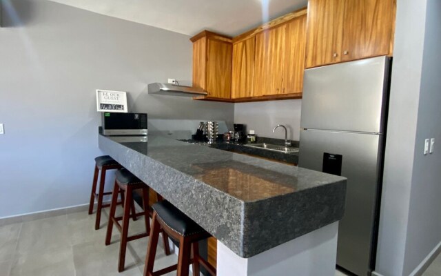 Beautiful New Condo Sea Breeze