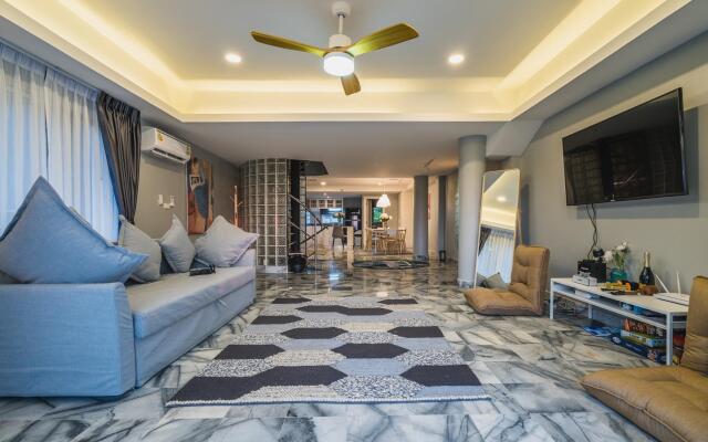 Patong Hill sea view villa 4 bedroom private pool