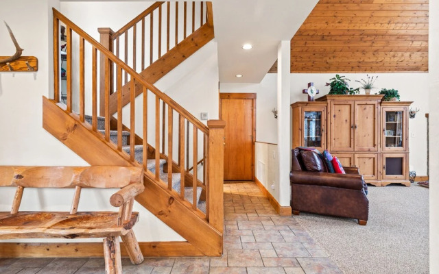 Russell Home by Avantstay Expansive Deck, Stunning Views & Hot Tub!