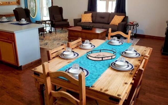 Wild Blue Yonder Cabin With Extra Studio Room, Hot Tub, Fire Pit in the Back Yard by Redawning