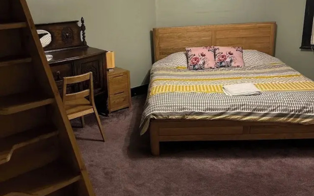 Gloucester - 2 Bed House - Sleeps 7 - Pet Friendly