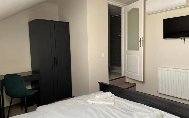 Theater Guesthouse with Parking