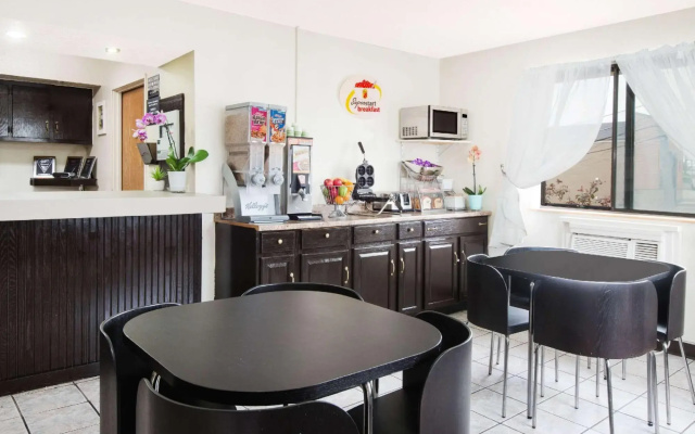 Super 8 by Wyndham Pittsburgh Arpt/Coraopolis