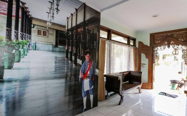 OYO 512 Ndalem Mantrijeron Hotel