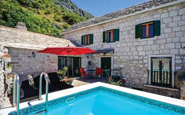 Beautiful Home in Podstrana With Wifi and 3 Bedrooms