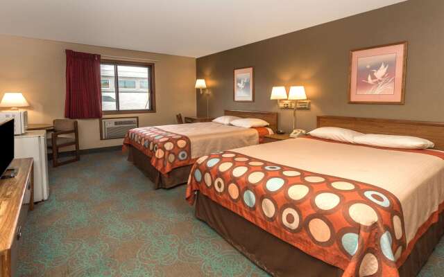 Super 8 by Wyndham Hartford WI