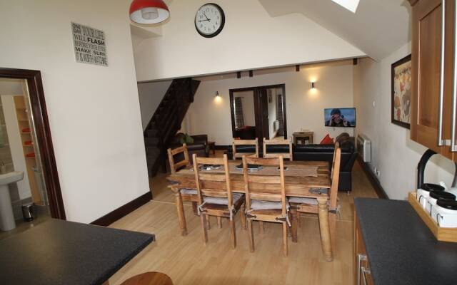 Hideaway 2 Bedroom Apartment by Cardiff Holiday Homes