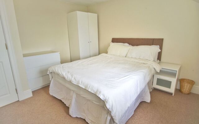 Spacious, Bright, Festival Flat for 6 at Meadows