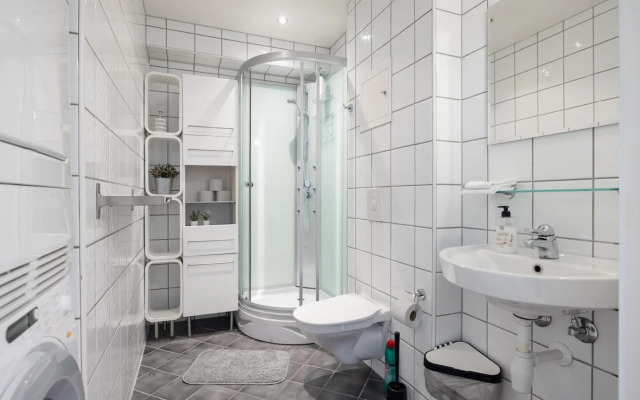 Central top floor apartment