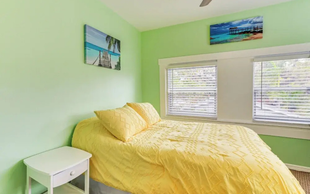 Walk to Manatee River: Palmetto Unit w/ Sunroom