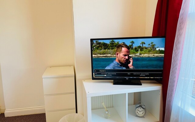 Shirley House Self Catering Guest House, 5 min Drive to Cruise Ship Terminals and City Centre