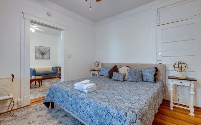 Walkable Savannah Escape in Historic District!